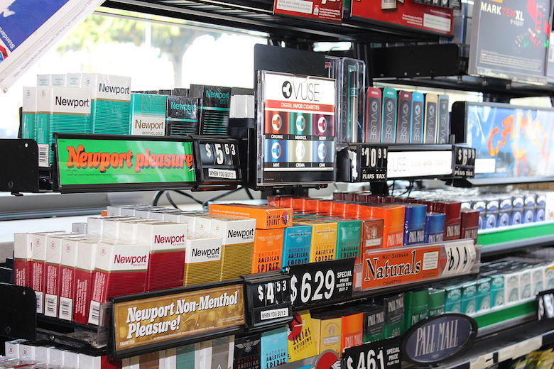 Productos en venta en tienda de gasolinera