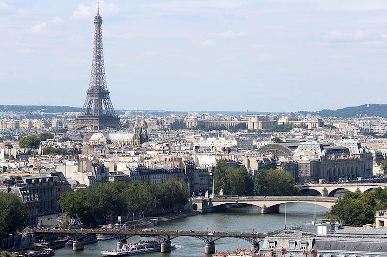Río Sena y Torre Eiffel en París