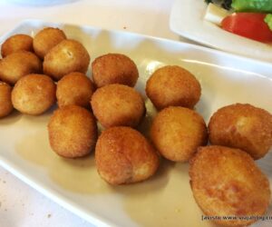 Croquetas en un restaurante de Asturias