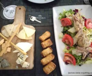 Quesos asturianos y ensalada en Cafetería Parador Monasterio de Corias