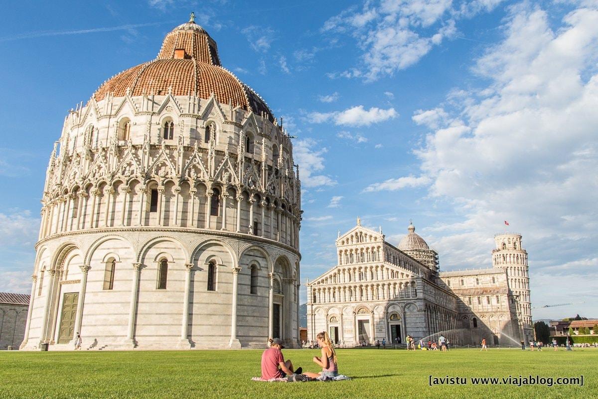 Pisa en temporada baja gana especialmente en perspectiva y sin turistas haciendo posiciones extrañas o saltos absurdos cada dos por tres [(c) Foto: @avistu]