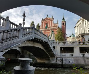 Puente en el centro histórico de Liubliana, Eslovenia