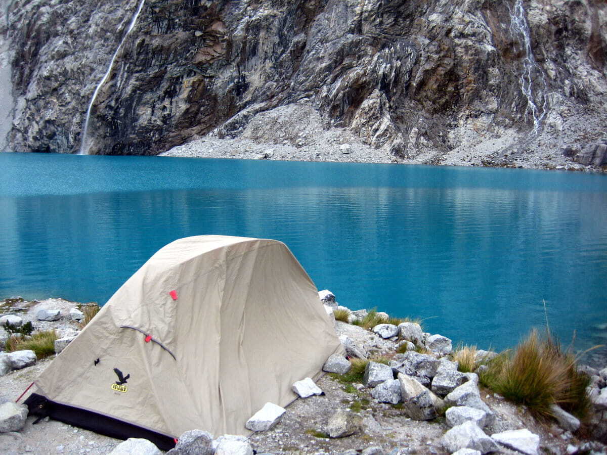 Acampando en la Laguna 68 en los Alpes peruanos