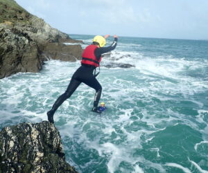 Practicando el coasteering en la costa inglesa de Cornualles