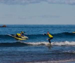 Surf en la costa de Cornualles, Inglaterra