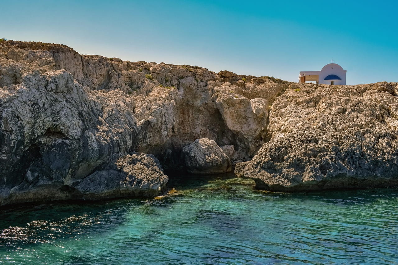 costa aguas turquesas, acantilado e iglesia