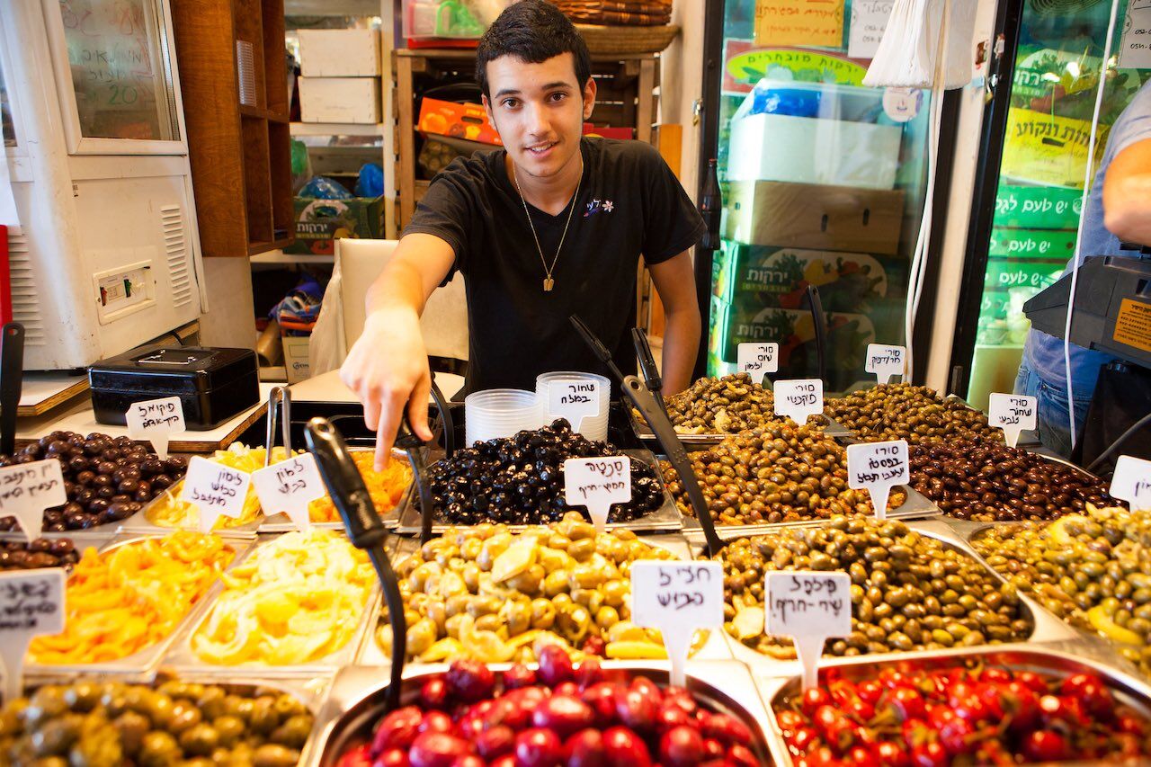 Uno de los puestos en el Mercado Carmel de Tel Aviv, Israel [(c)Foto: Dana Friedlander/IMOT]