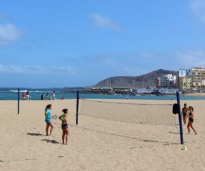 Practicando deporte en la Playa de las Canteras