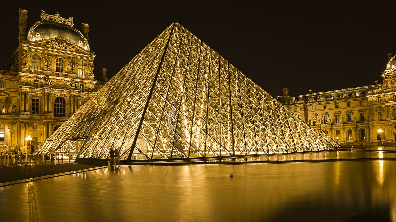 louvre nocturno