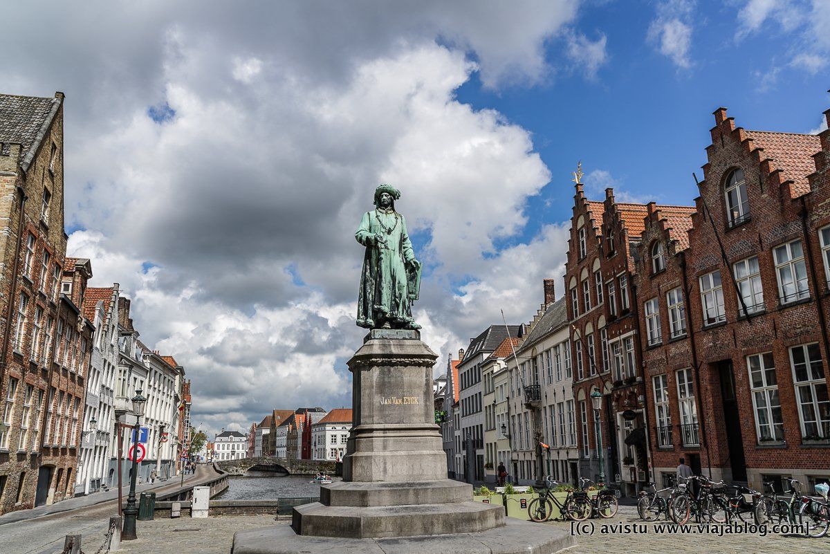 Estatua de Jan Van Eyck en Brujas, Bélgica [(c)Foto: @avistu]