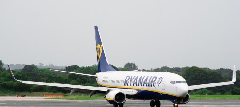 avión de Ryanair en la pista