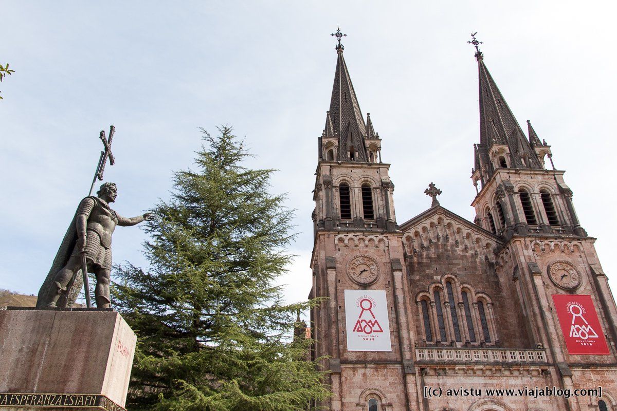 Estatua de Don Pelayo y Basílica de Covadonga, Asturias [(c)Foto: @avistu]