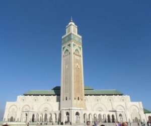 mezquita casablanca con cielo azul