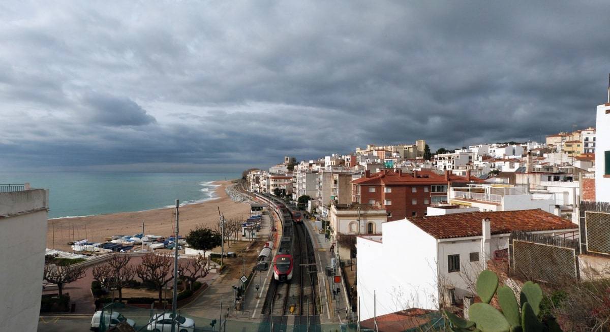 playa Sant Pol tren Barcelona