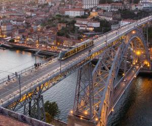Un tranvía cruza el Puente Don Luis I, Oporto [(c)Foto: @avistu]