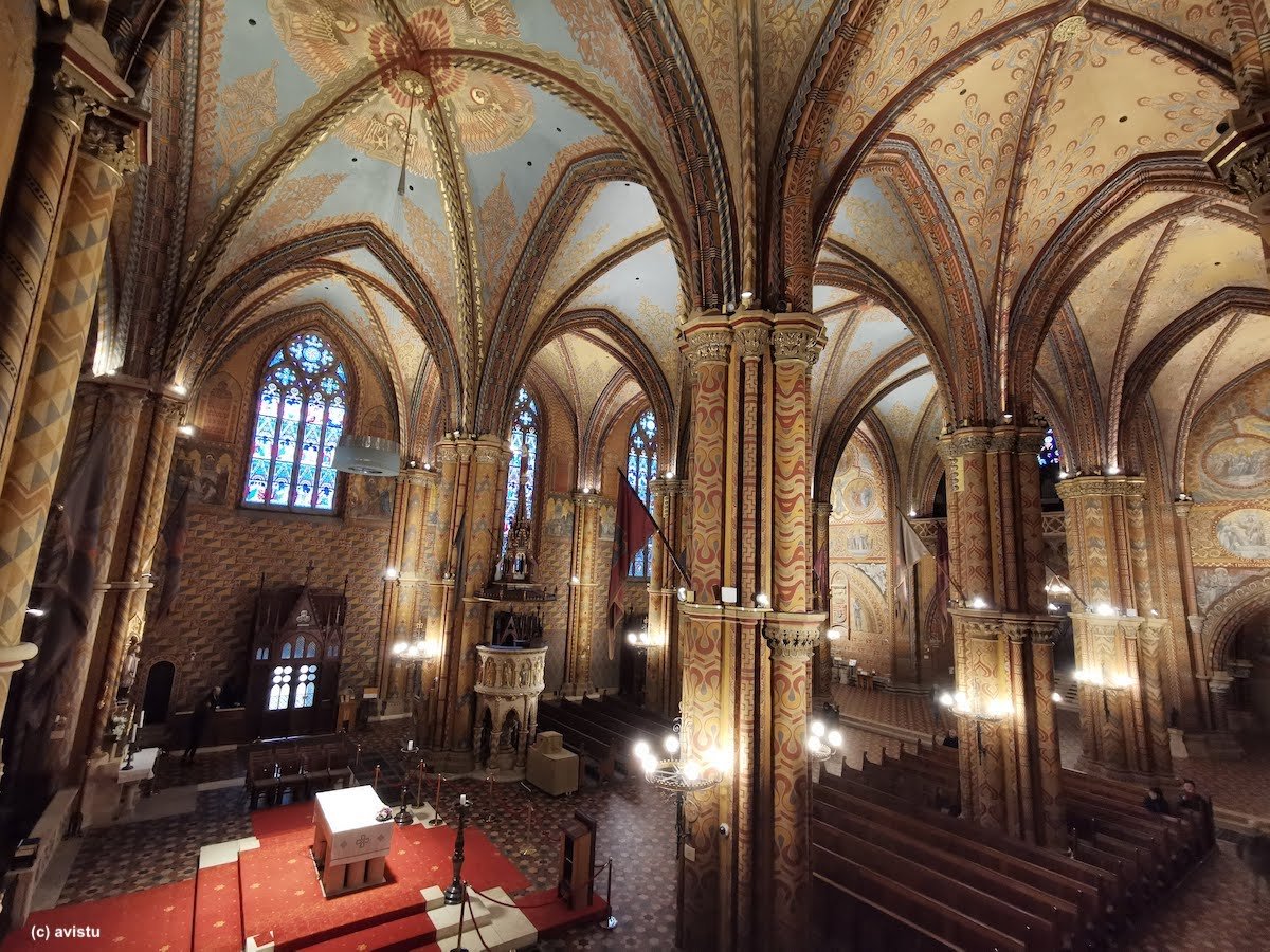 Interior de la Iglesia de San Matías en Budapest (c)Foto: @avistu]