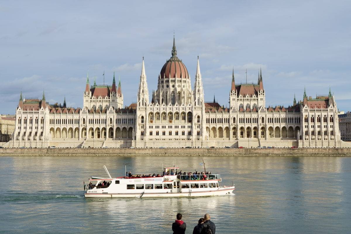 Barco turístico frente al Parlamento de Budapest, Hungría