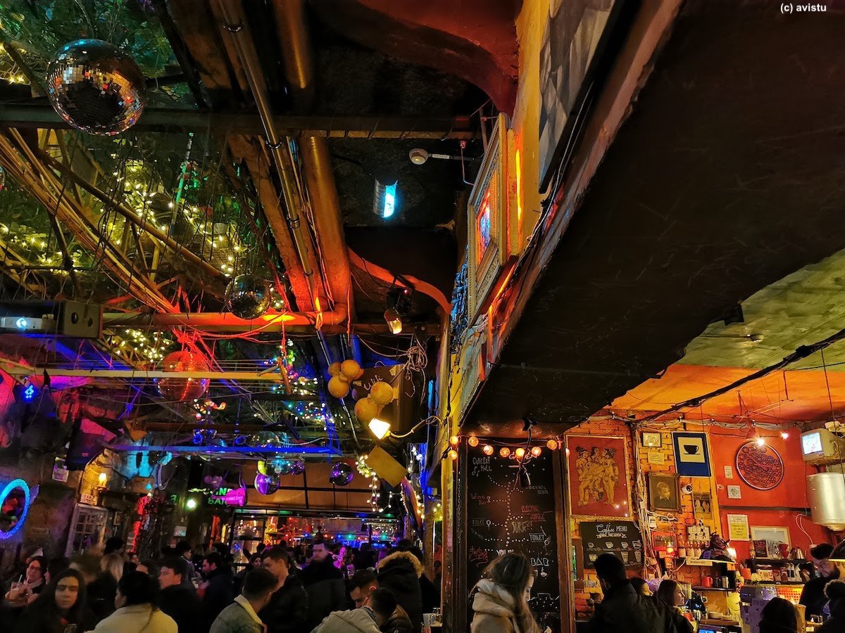 Ruin Pub en Budapest [(c)Foto: @avistu]