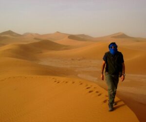 En el desierto de Erg Chegaga, Marruecos