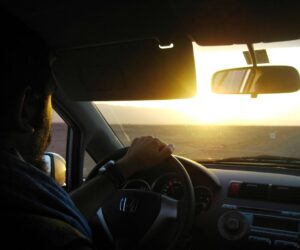 Apurando las horas del atardecer sobre el coche