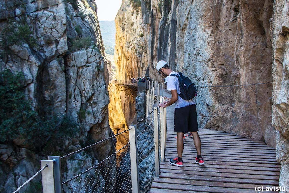 Contemplando el río desde el Caminito del Rey en Málaga [(c)Foto: @avistu]