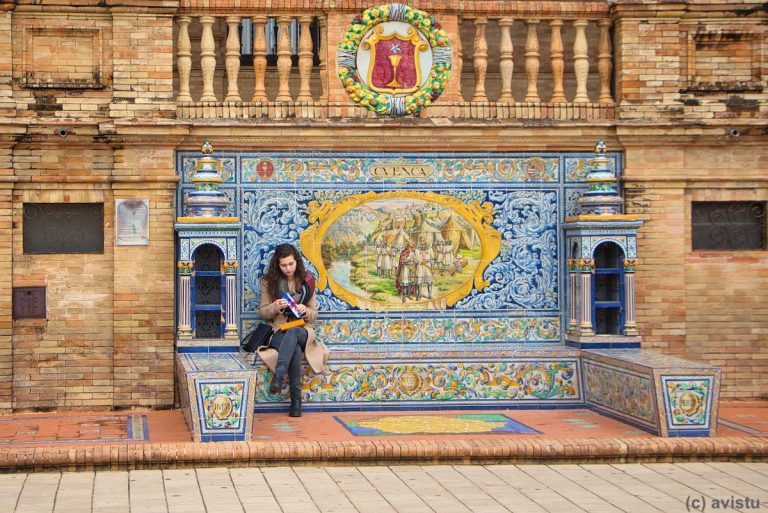 Uno de los preciosos bancos en la Plaza de España de Sevilla [(c)Foto: @avistu]