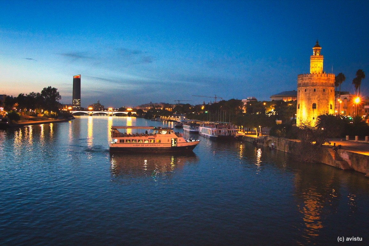 Barco turístico en el Río Guadalquivir junto a la Torre del Oro, Sevilla [(c)Foto: @avistu]
