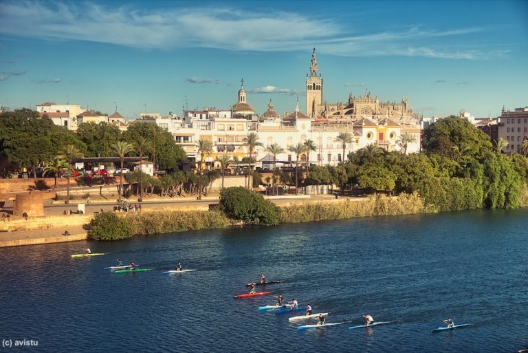 Navegando en kayak por el Río Guadalquivir en Sevilla [(c)Foto: @avistu]