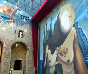 Laberinto, el impresionante telón de fondo que decora una de las paredes del museo Dalí