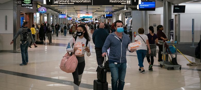 Pasajeros del Aeropuerto Internacional Hartsfield-Jackson de Atlanta con mascarillas [Foto Chad Davies/Wikimedia Commons]