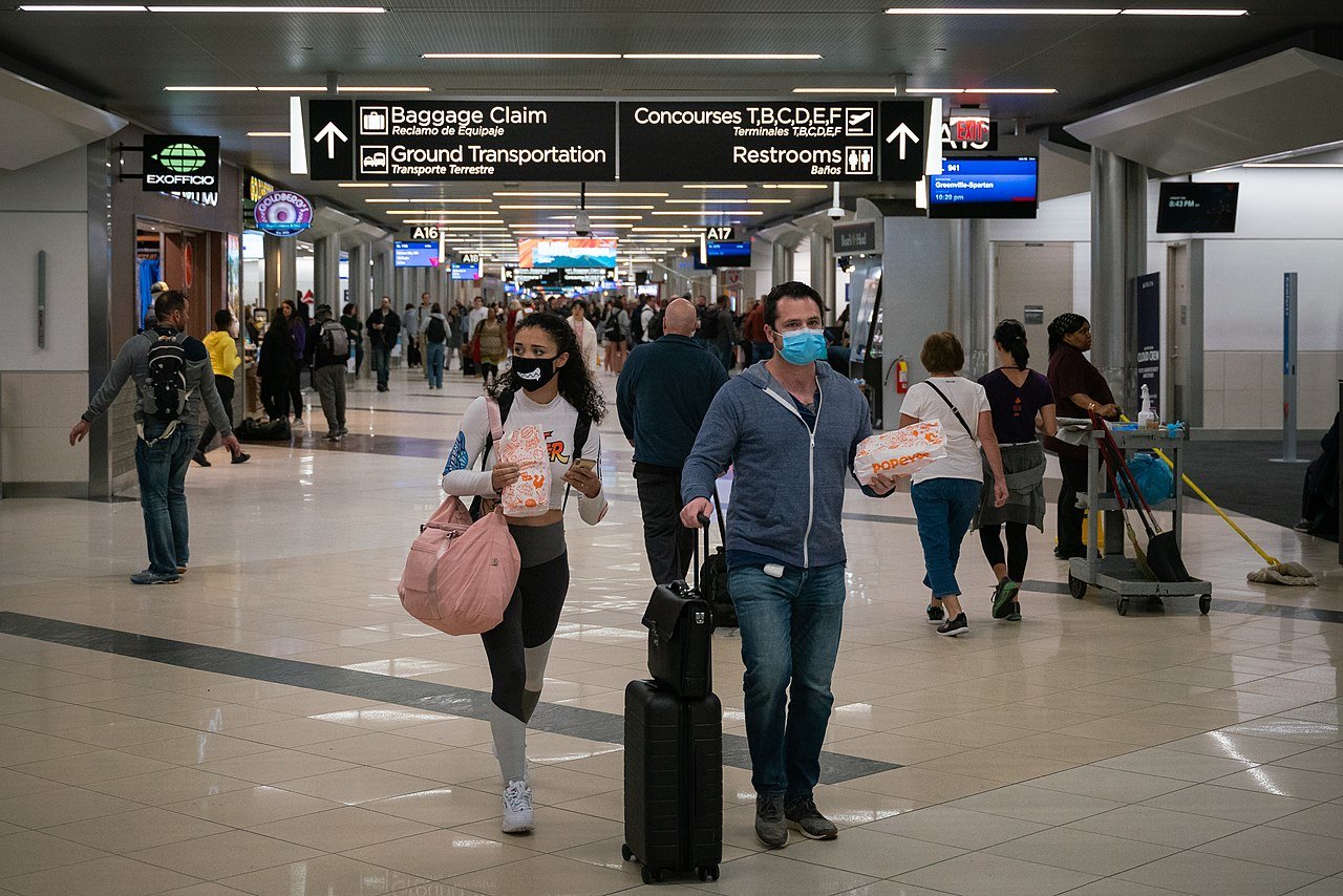 Pasajeros del Aeropuerto Internacional Hartsfield-Jackson de Atlanta con mascarillas [Foto Chad Davies/Wikimedia Commons]