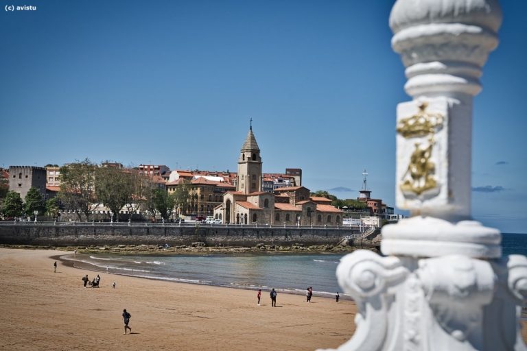 Iglesia de San Pedro y Playa de San Lorenzo, Gijón, Asturias [(c)Foto: @avistu]