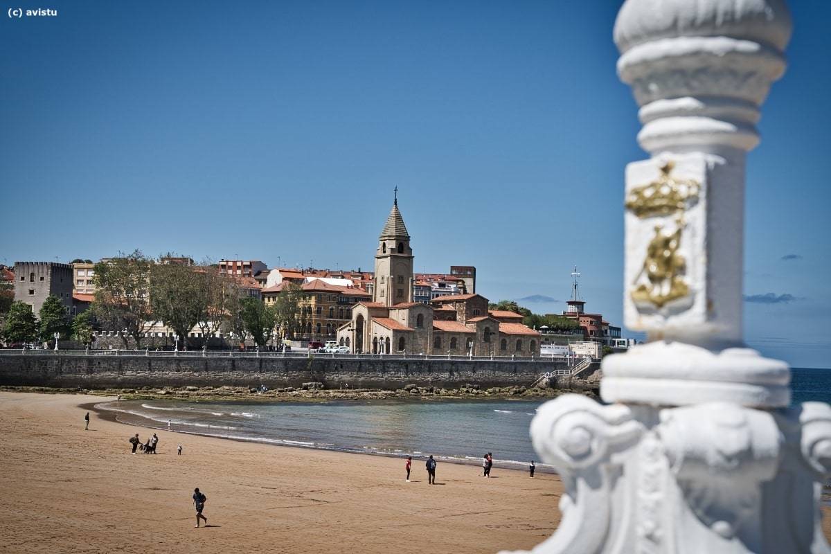 Iglesia de San Pedro y Playa de San Lorenzo, Gijón, Asturias [(c)Foto: @avistu]