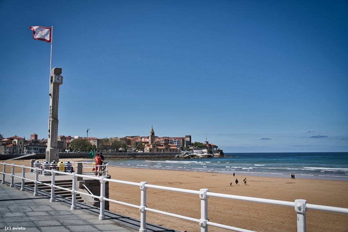 Playa de San Lorenzo con la Iglesia de San Pedro al fondo (Gijón, Asturias)