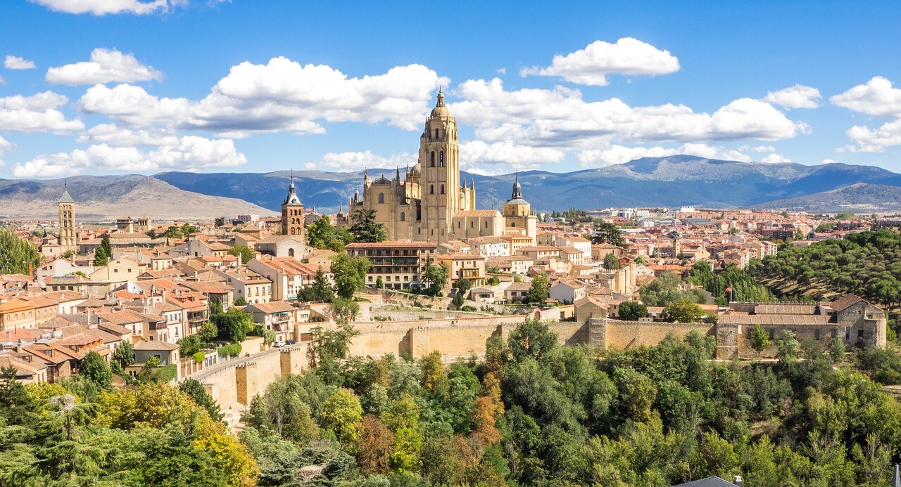 ¿Cómo llegar a Segovia 16 en Madrid en Autobús, Metro o Tren?