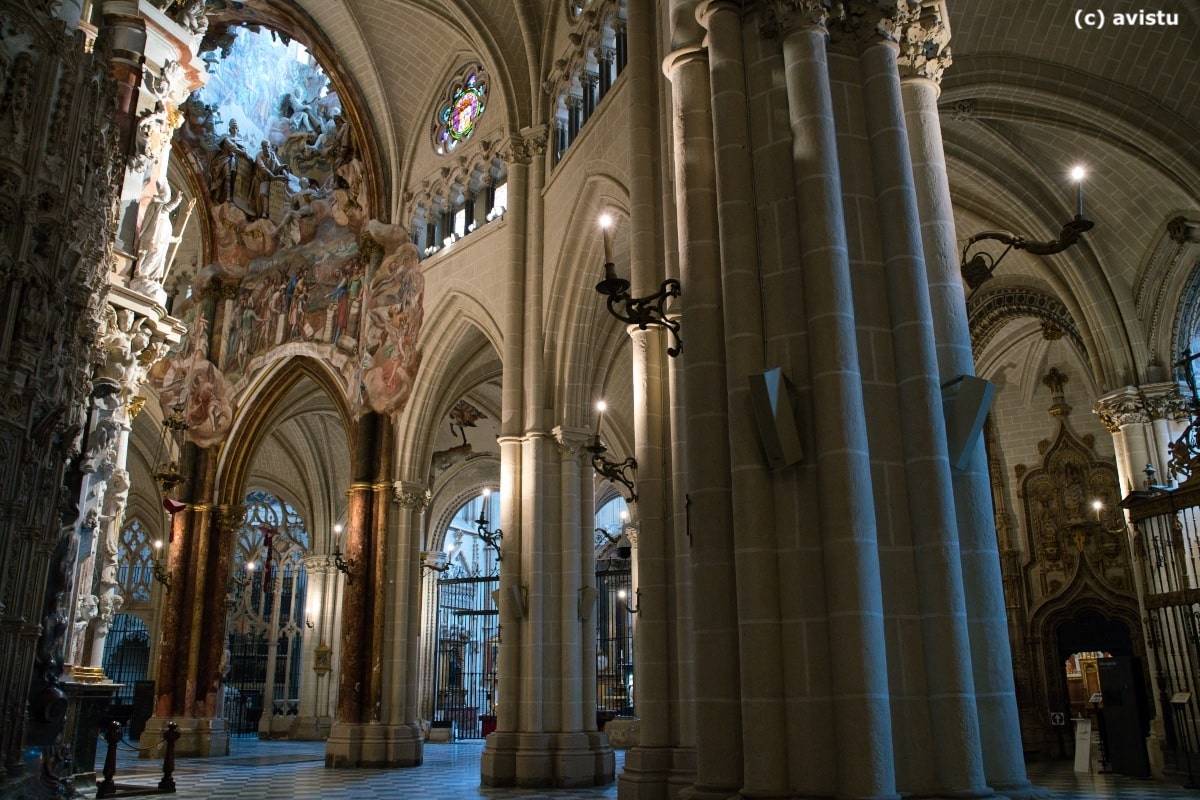 Vista lateral del Transparente y la apertura en la bóveda en la Catedral de Toledo