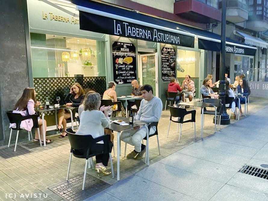 Terraza del restaurante "La Taberna Asturiana" en Gijón, Asturias [(c)Foto: @avistu]