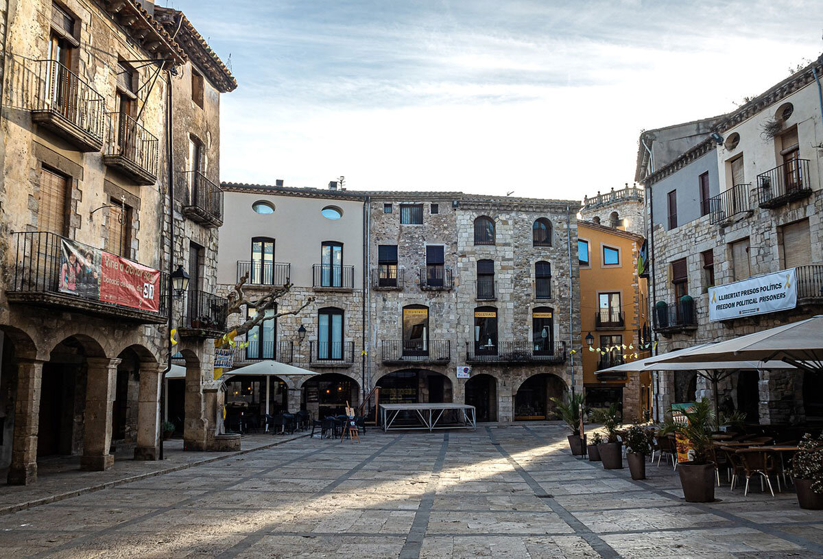 plaza mayor besalu