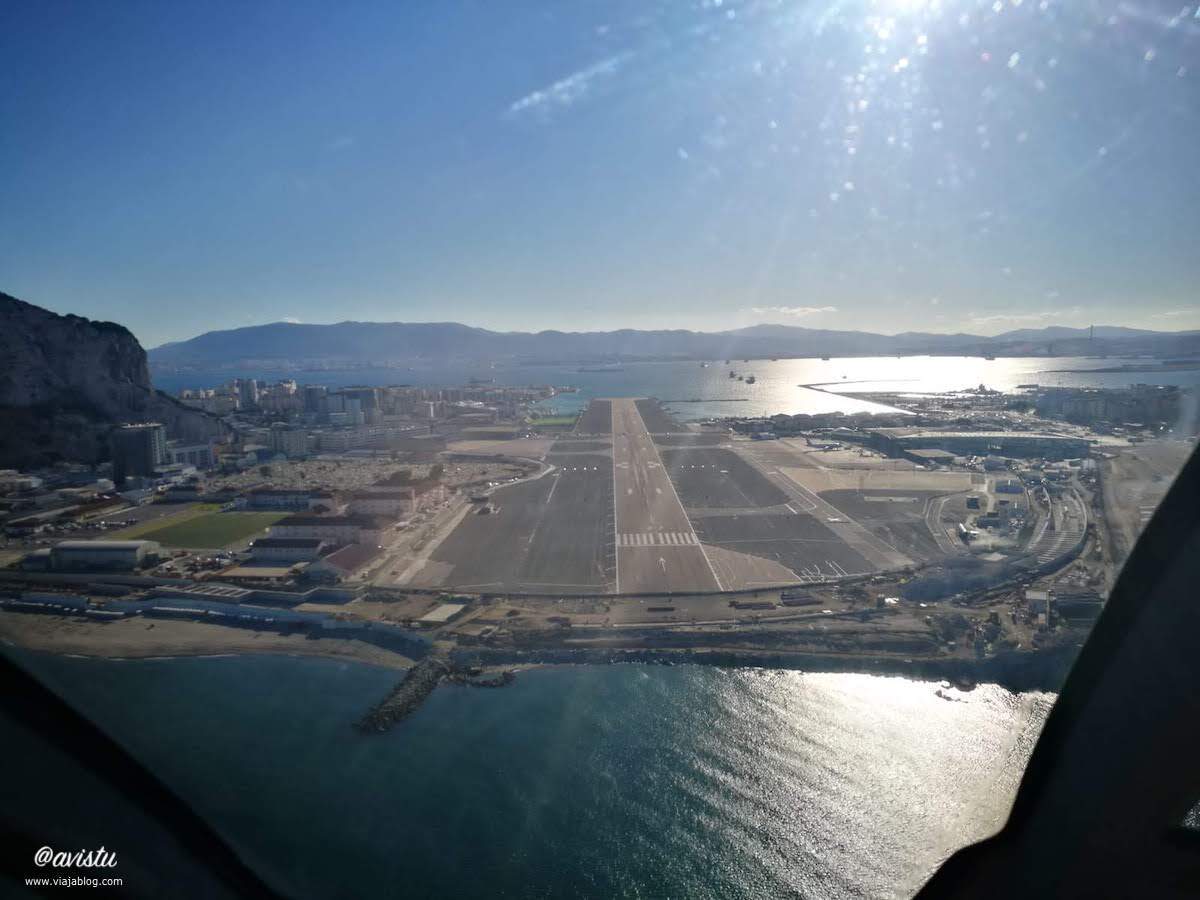 Aeropuerto de Gibraltar desde un helicóptero