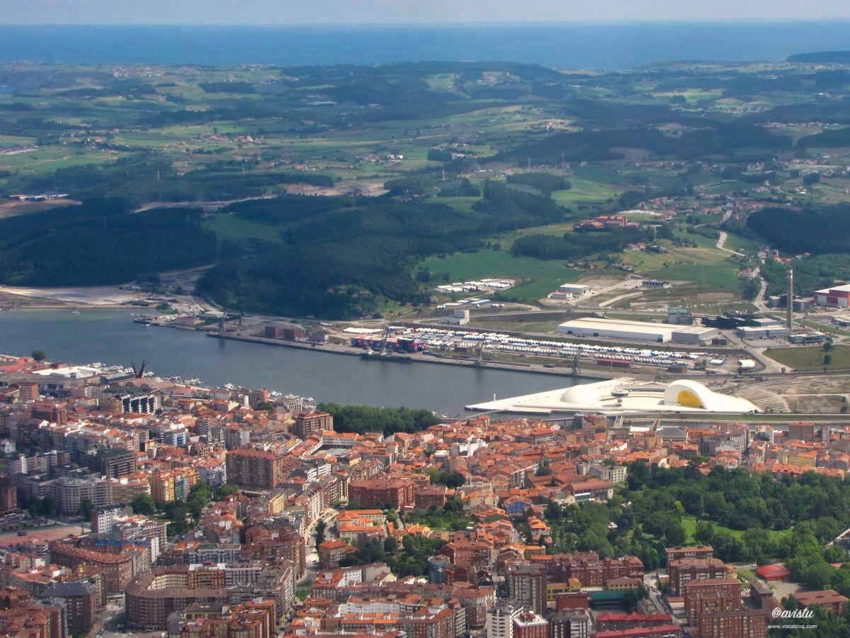 Centro Niemeyer y Avilés desde el aire