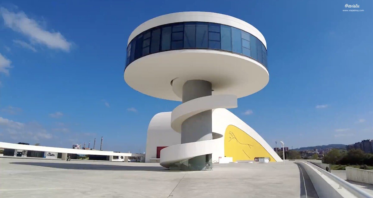 Plaza del Niemeyer con la Torre en primer plano [(c)Foto: @avistu]