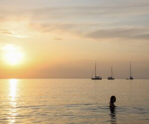 Atardecer en el mar en Menorca [Foto: Mor Shani/Unsplash]