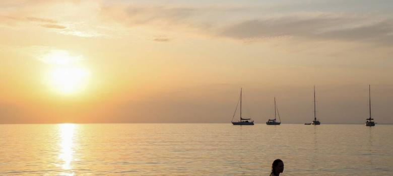 Atardecer en el mar en Menorca [Foto: Mor Shani/Unsplash]