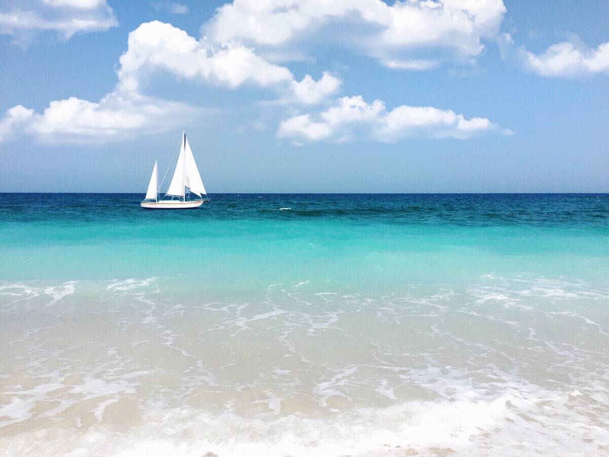 Velero en el mar