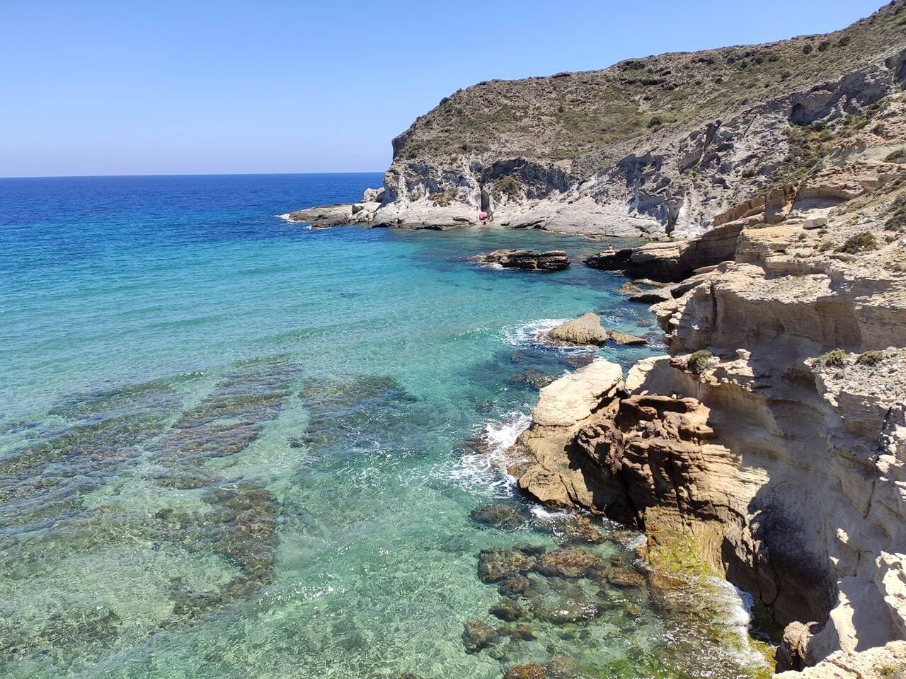 Recorrer la Luna, el Far West y bañarse en aguas cristalinas: por qué Cabo de Gata es uno de los destinos más atractivos de España