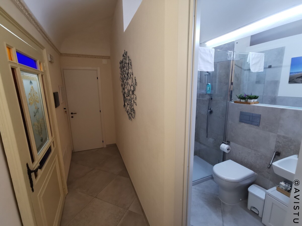Pasillo privado y cuarto de baño, Casa Camilla, Siracusa, Sicilia