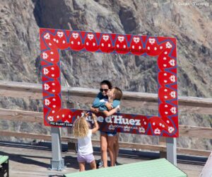 Una familia posando en el photo call instalado en el mirador del Pic Blanc