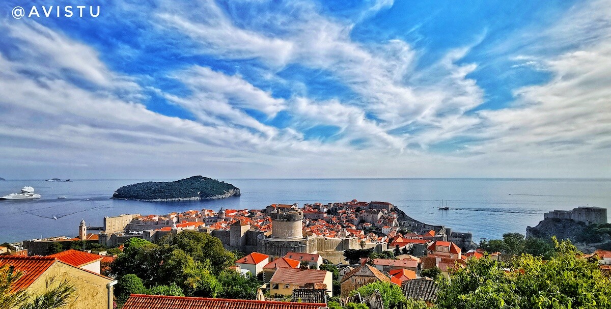Vista panorámica de Dubrovnik y el Mar Adriático en Croacia