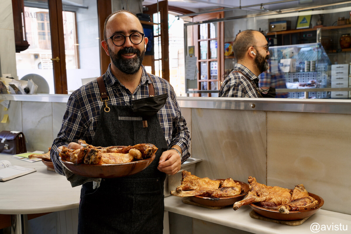 Alberto Gutierrez y su famoso cordero lechal al horno, Asador Restaurante Terete, La Rioja