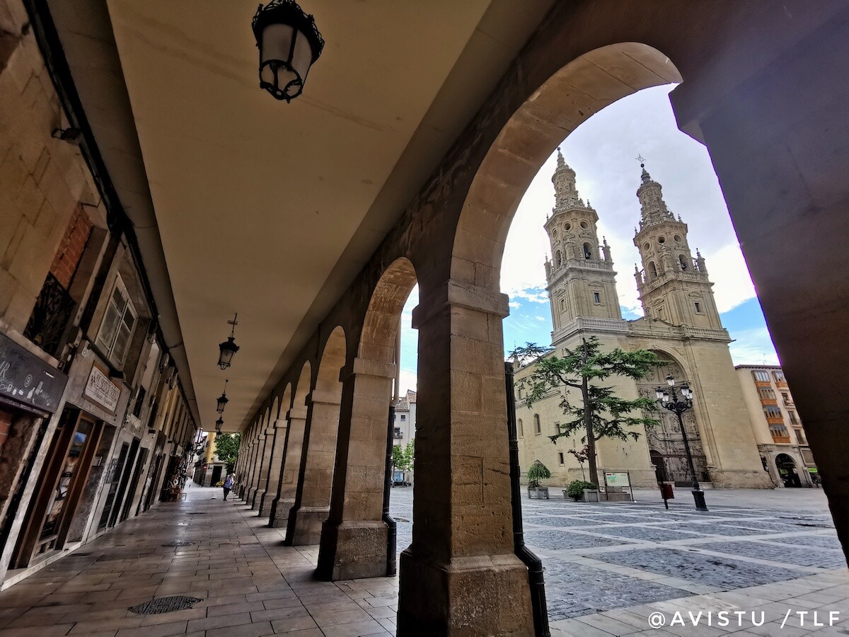 Concatedral de Santa María de la Redonda y Plaza del Mercado en Logroño